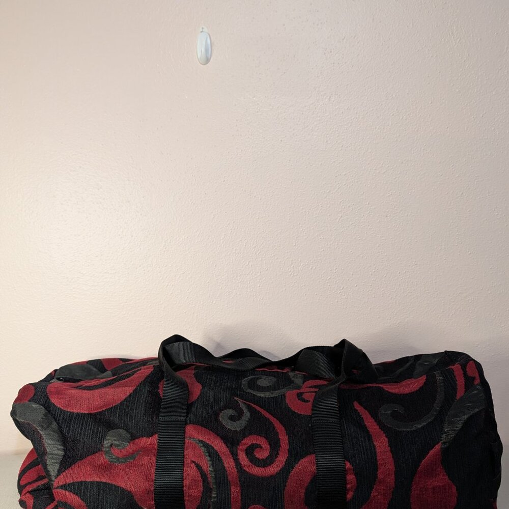 ❤️Large Red & Black Scroll Print Duffle Bag Weekend Travel Tote Overnight Bag❤️ - Picture 2 of 8